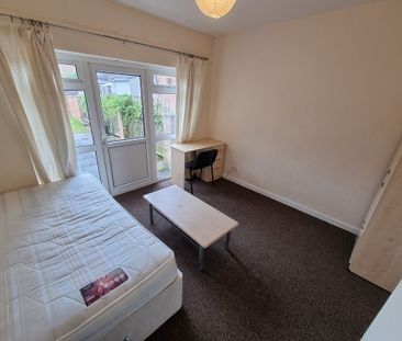5 Bed Student Accommodation - Photo 3