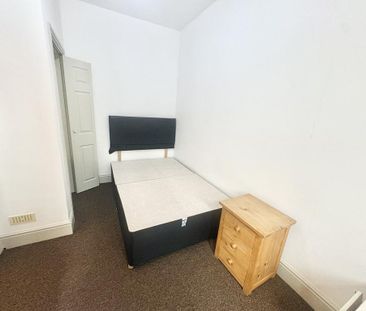 4 bedroom end of terrace house to rent - Photo 3