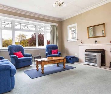 A beautiful brick house in a NEV’s most sought-aft - Photo 3