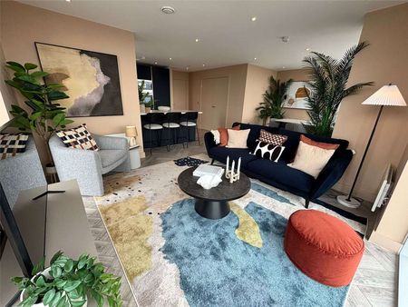 *ONE MONTHS FREE RENT ON SELECTED APARTMENTS* 40th Floor Fully Furnished Three Double Bedroom Apartment with unrivalled facilities in the Exclusive Cortland Development, Colliers Yard. - Photo 2