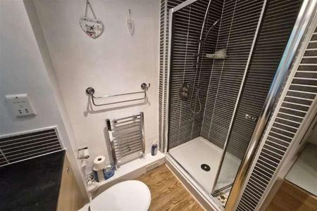 Bedroom Ground Floor Maisonette In Guildford, GU1 - Photo 4