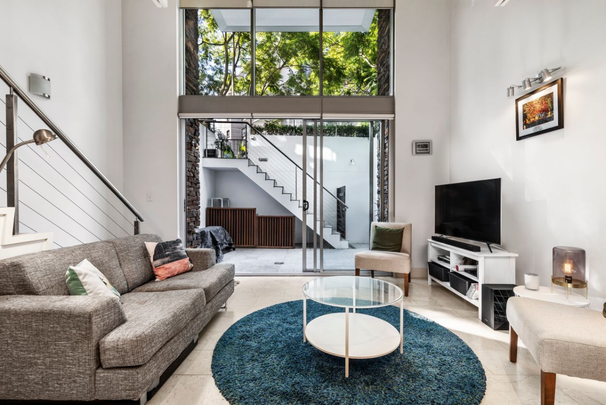 Split level one bedroom apartment in luxury development - Photo 1