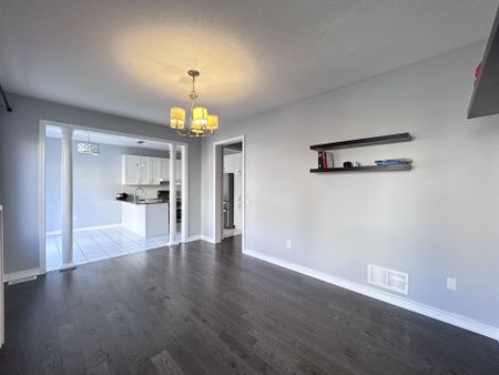 For Lease - 438 Kwapis Boulevard, Newmarket, Ontario - Photo 2