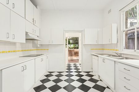 Newly Renovated Terrace, Prime Location - Photo 5