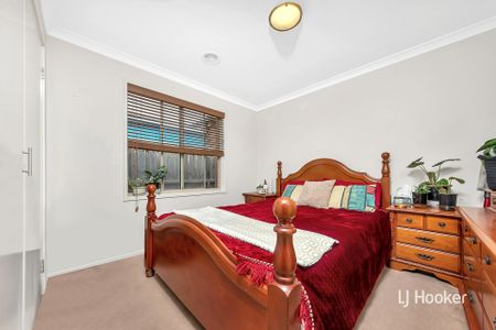 Perfect Family Home in Tarneit's Huntingfield Estate! - Photo 5
