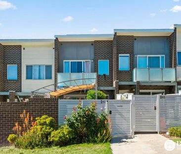 Contemporary Townhouse - Photo 3