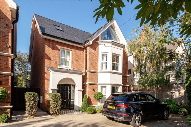 A delightful family home with swimming pool, bar and outdoor kitchen. - Photo 1