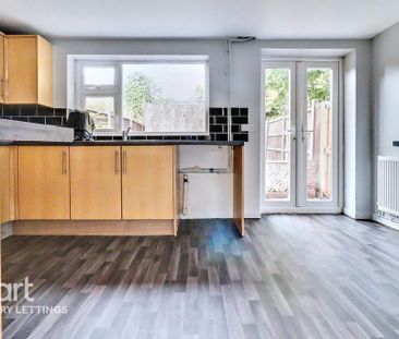 3 bedroom end of terrace house to rent - Photo 2