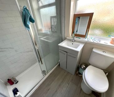 3 bedroom Flat To Let - Photo 2