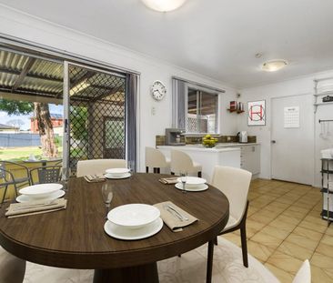 Great location, Opposite train station - Photo 2