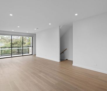 LIKE NEW TOWNHOME IN THE HEART OF ELTHAM VILLAGE SHOPPING CENTRE - Photo 2