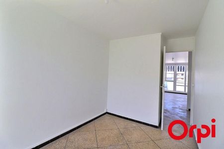 Appartement 4 pièces 62m2 MARSEILLE 7EME 1 375 euros - Photo 3