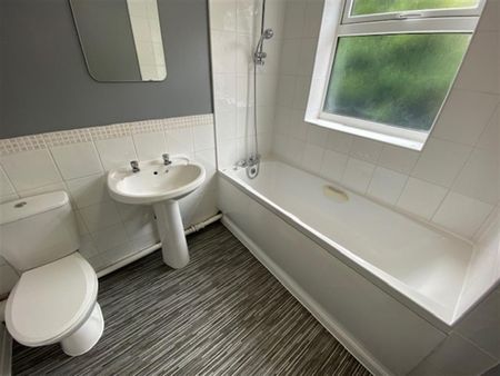 2 bedroom Flat To Let - Photo 3