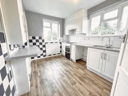 3 bedroom maisonette to rent - Photo 4