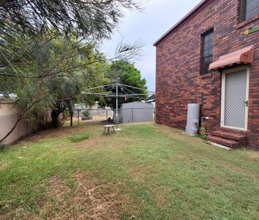 Charming Townhouse in Heart of Redcliffe - Photo 5