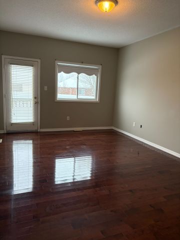 For Lease - 18 Red Pine Crescent, Wasaga Beach, Ontario - Photo 2