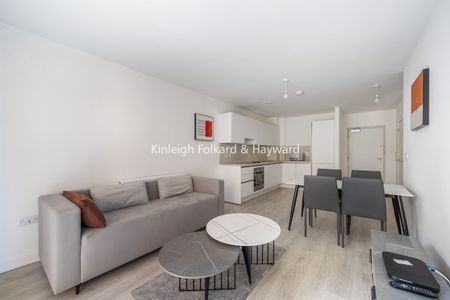 East Acton Lane, London, W3 - Photo 2