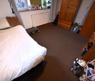 6 bedroom House in Manor Drive, Leeds - Photo 4