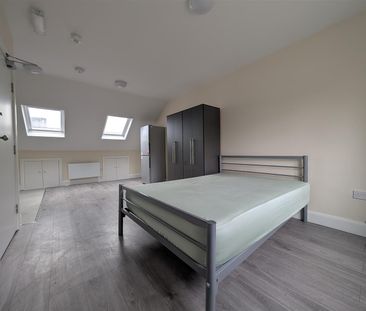 Kingsley Road, Hounslow - Photo 1