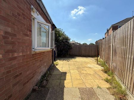 1 bedroom in a house share to rent - Photo 2