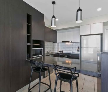 Waterfront Fully Furnished Apartment Close to Hospital! - Photo 4