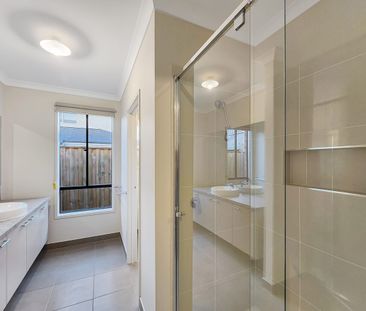 Spacious Family Home! - Photo 5