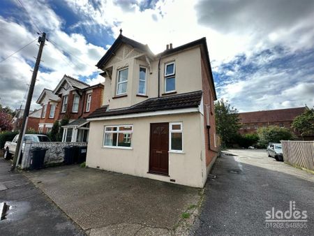 6 bedroom detached house to rent - Photo 3
