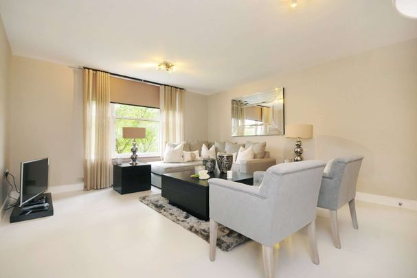 Three bedroom apartment set on the second floor of a portered block within a gated complex - Photo 1