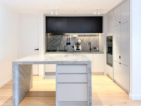 Stunning Fully Furnished 3-Bedroom Apartment in the Heart of Bondi Junction - Photo 2