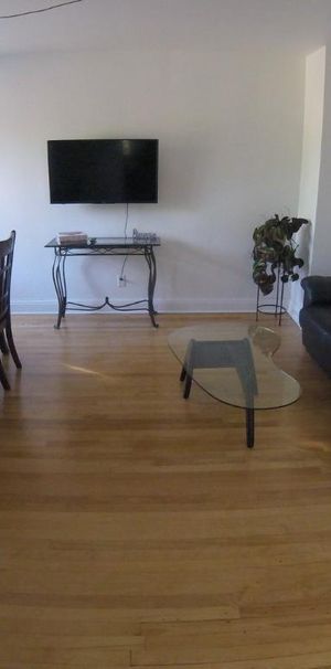 5 1/2 a louer haut de duplex. - Photo 1