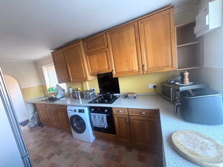 2 bedroom semi-detached bungalow to let - Photo 3