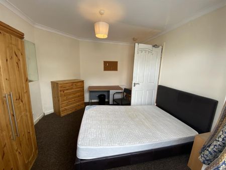 6 bedroom House To Let - Photo 4