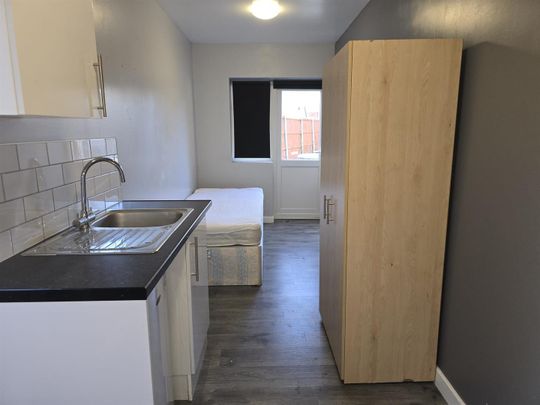 Elgar Gardens, Tilbury RM18, London - Photo 1