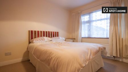 Room for rent in 5-bedroom house in Donaghmede, Dublin - Photo 3
