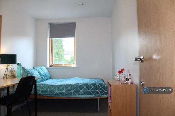 4 bedroom flat to rent - Photo 1
