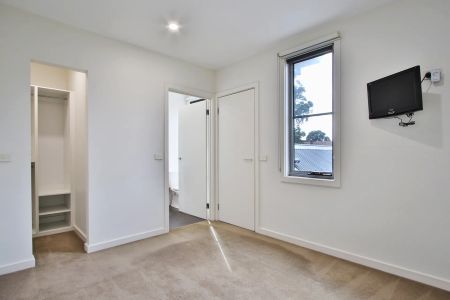 LOCATION PERFECT! - Photo 4