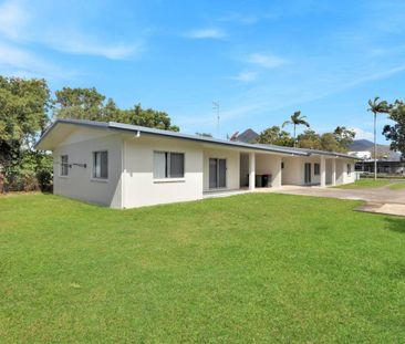 Spacious Two Bedroom Duplex - Air Conditioned - Opposite Gordonvale... - Photo 1