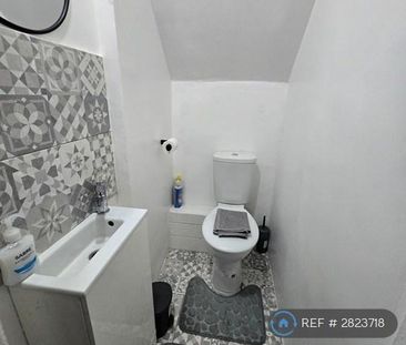 1 bedroom in a house share to rent - Photo 6