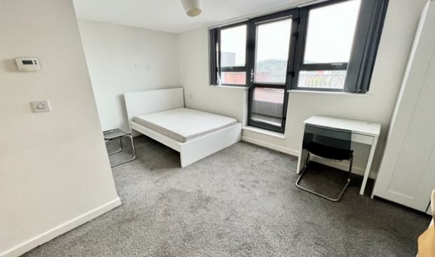 7 Bed Property With Ensuites - Photo 1