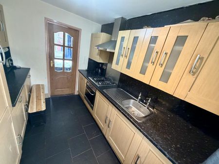 3 bedroom semi-detached house to rent - Photo 5