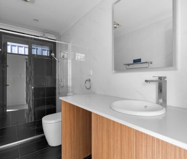 OVERSIZED TWO BEDROOM GRANNY FLAT WITH AIR CONDITIONING - Photo 5