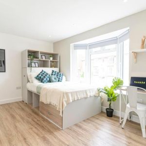 1 bedroom in a house share to rent - Photo 2