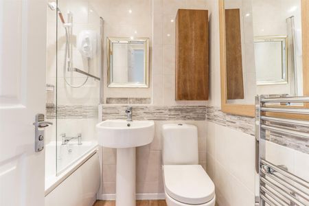 A 2 Bedroom House - Mid Terrace in Up Hatherley GL51 3FA - Photo 2