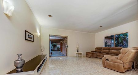 House with an Extra Commercial Kitchen! - Photo 2