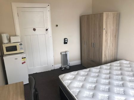 All inclusive rooms on Russell St - Available now - Photo 3