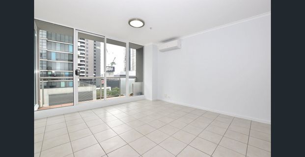 Immaculate One Bedroom Apartment With Fresh Re-Paint On Whiteman Street! - Photo 1