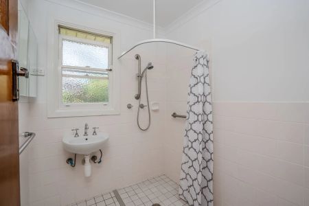 Quiet Three Bedroom Cottage - Photo 2