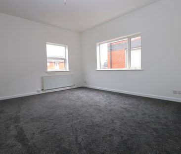 220 Walmersley Road, Bury, BL9 6LL - Photo 2