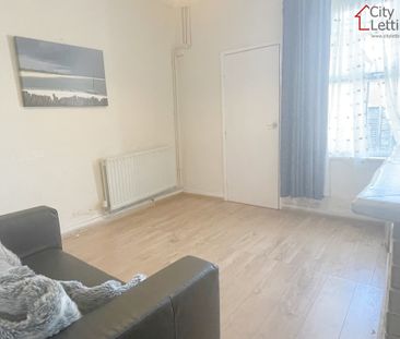 2 Bedroom Mid Terraced House - Photo 2