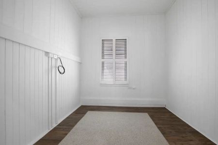 “Cute Renovated Cottage in Superb Location” - Photo 4
